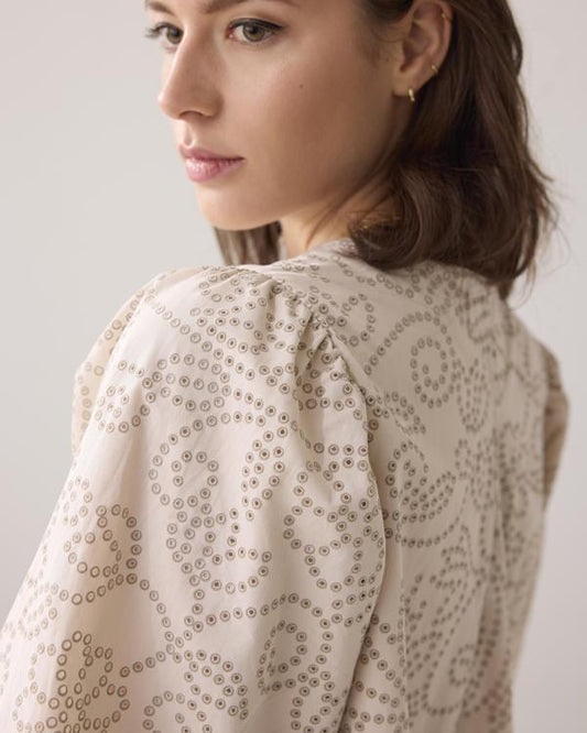 Summum - Top Laser Cut Dots - Sesame