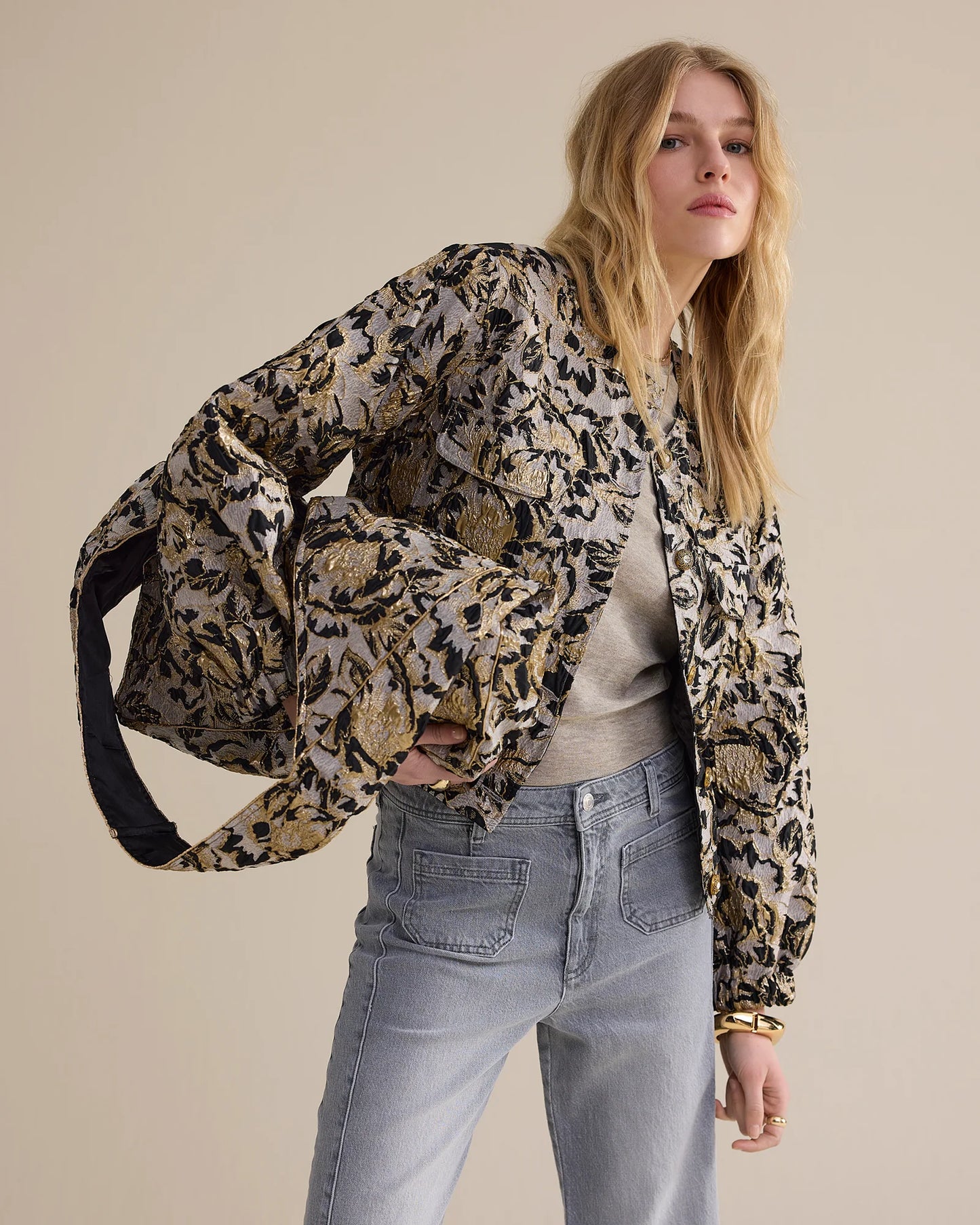 Shoulder bag in baroque jacquard