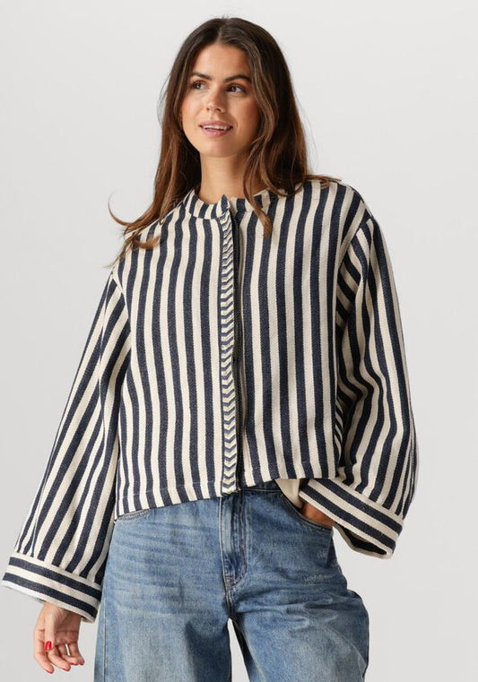 Summum-short-round-neck-stripe-jacket-model-front-view