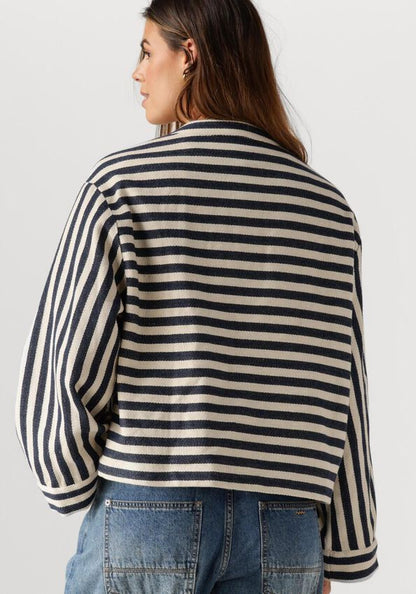 Summum-short-round-neck-stripe-jacket-model-back-view