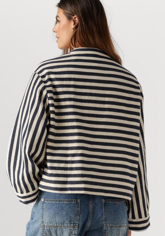 Summum-short-round-neck-stripe-jacket-model-back-view