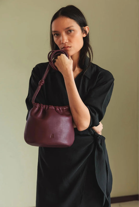 indi-and-cold-gathered-leather-tote-bag-eggplant-model