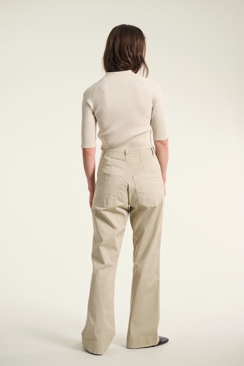 Bitte-Kai-Rand-Kihon-Long-Straight-Pants-model-back-view