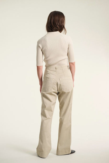Bitte-Kai-Rand-Kihon-Long-Straight-Pants-model-back-view