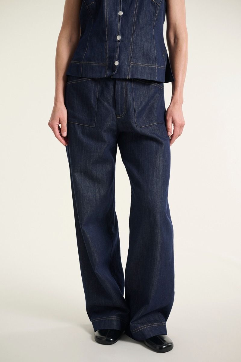 Bitte-Kai-Rand-Kurai-Straight-Pants-model-front-view