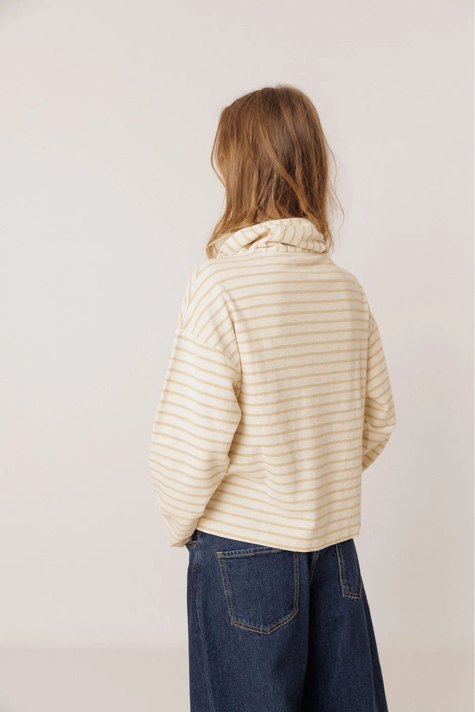 Indi&Cold-Terrycloth-Sailor-Sweatshirt-model-back-view